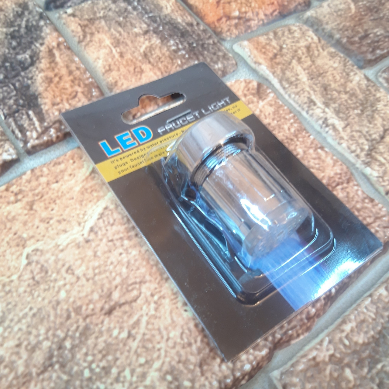 Насадка на кран c LED подсветкой Светодиодная 3 цвета New Design Аэратор для экономии воды (Настоящие фото) - фото 2 - id-p1303640014