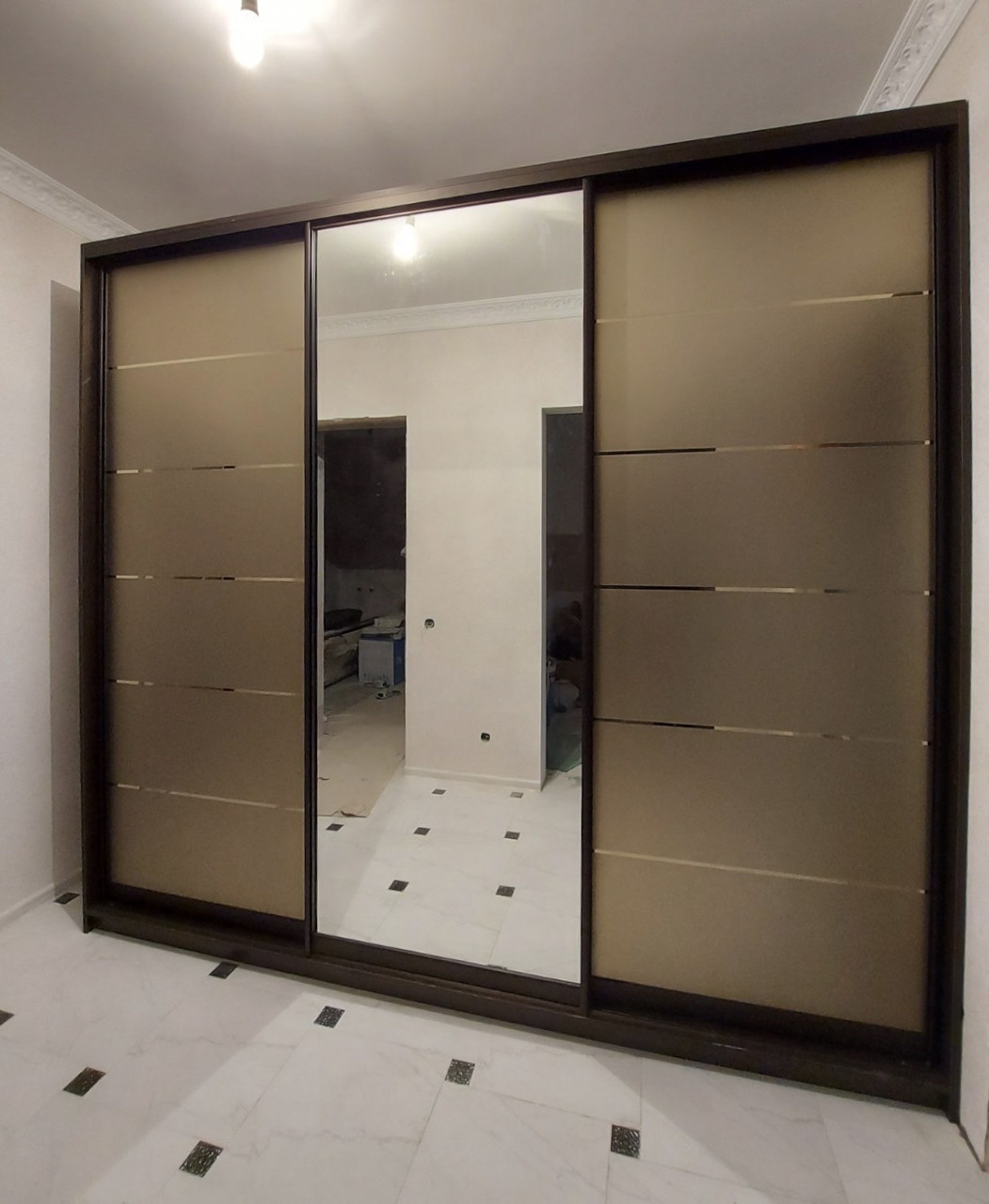 Шафа-купе готова А-2251. Корпус венге, дзеркало бронза мат, профіль бронза мат. Розмір 2220*600*2400