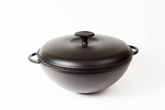 Каструля WOK з кришкою чавунна емальована. Обсяг 5,5 літрів.