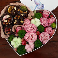 Серце з хатнім шоколадом і квітами