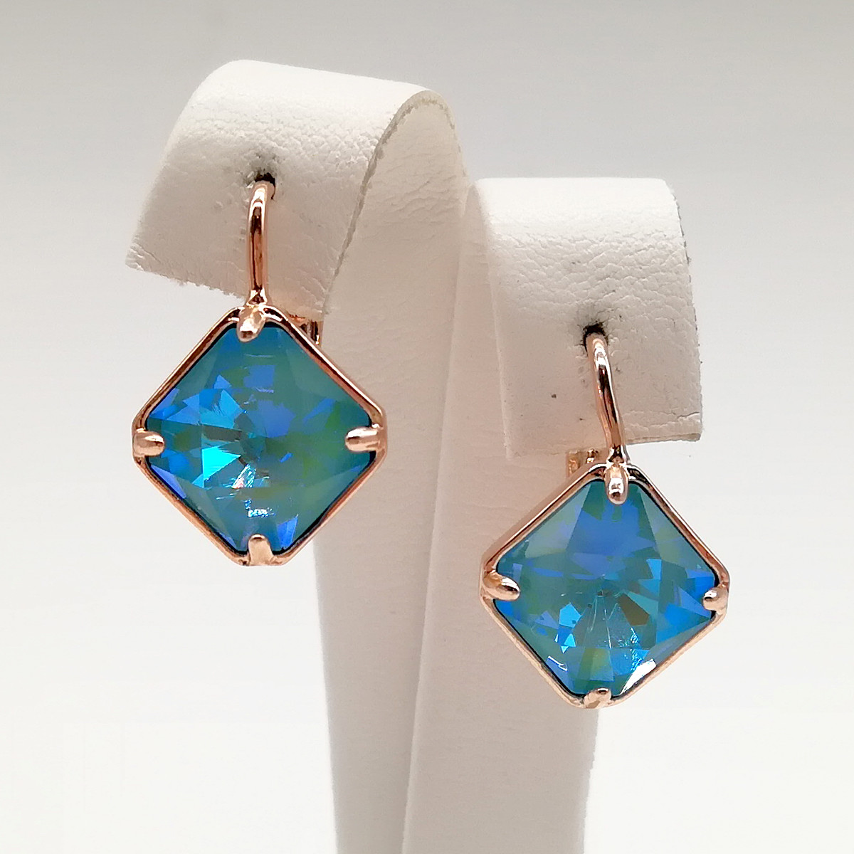 Сережки SONATA з медичного золота, кристали Swarovski насичено-синього кольору, позолота PO, 24771