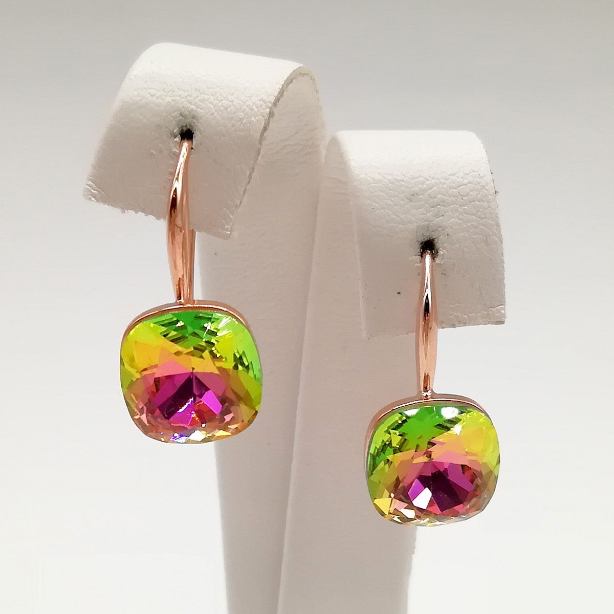 Сережки SONATA з медичного золота, кристали Swarovski зелено-рожевого кольору, позолота PO, 24774