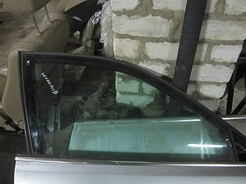 Скло передніх правих дверей audi a8 d2 (43R-001403)