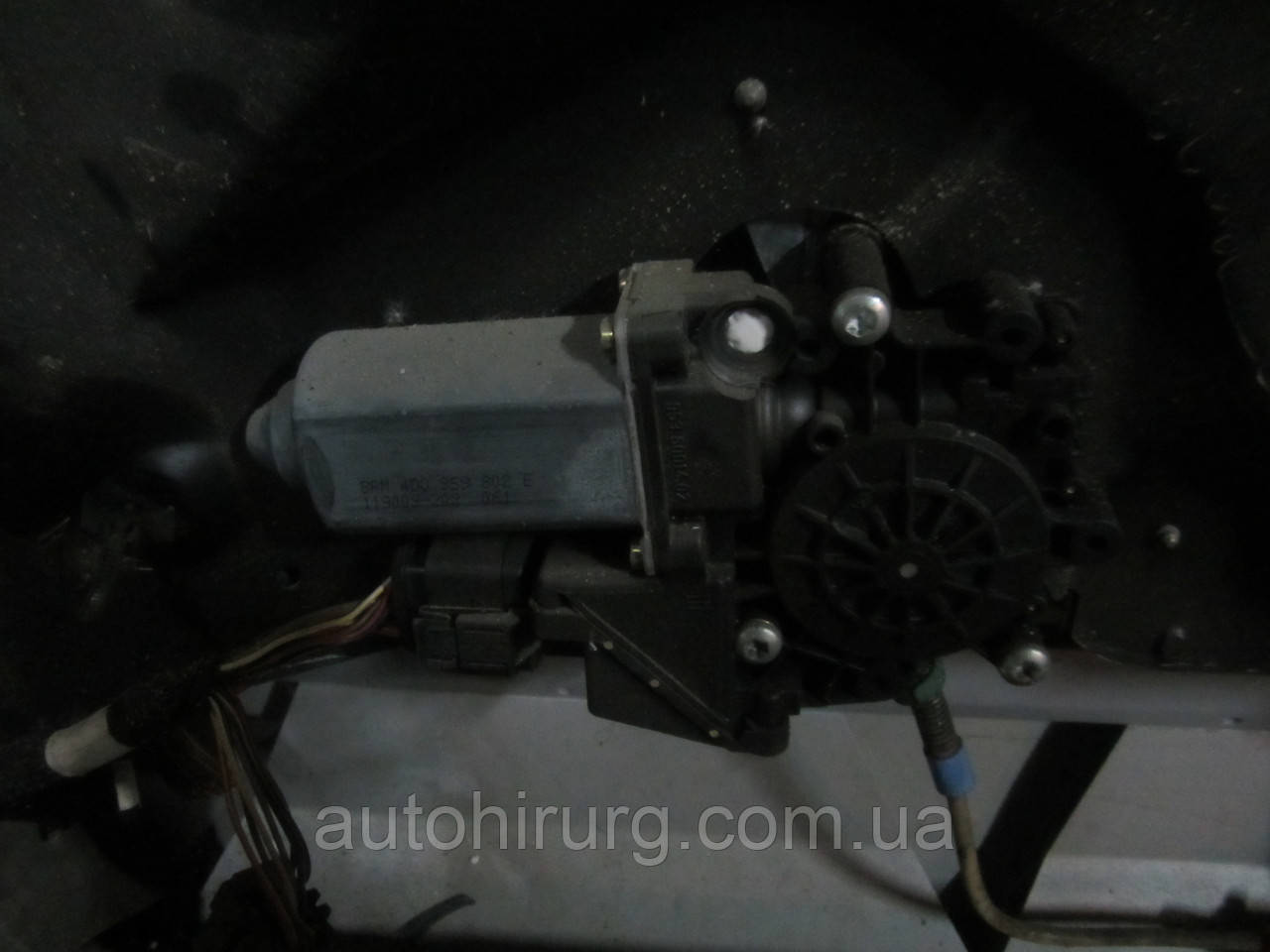 Склопідіймач передніх правих дверей audi a8 d2 (4D0959802)