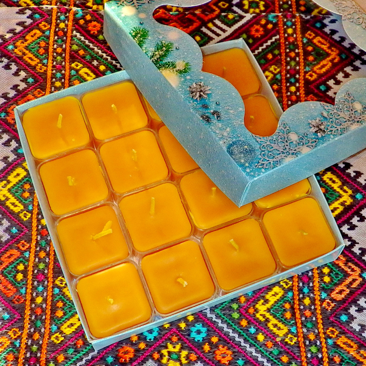 Подарунковий набір квадратних чайних воскових свічок (16шт.) в Новорічній Голубій коробці