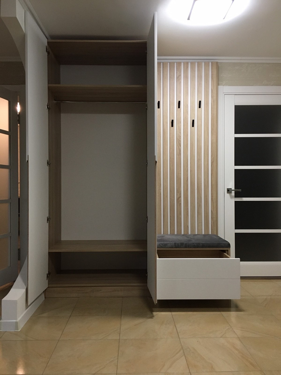 Прихожая в современном стиле с крючками и мягкой сидушкой по выгодным ...