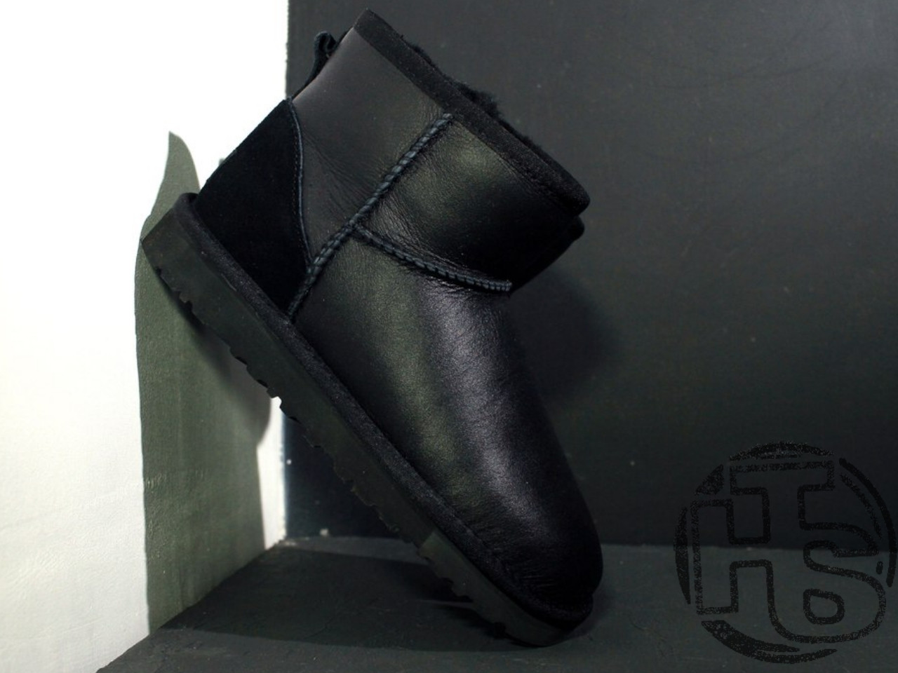Жіночі угги UGG Classic Mini Black Leather 5854w