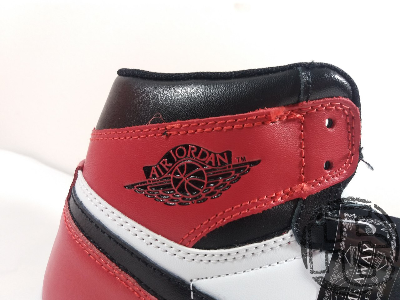 Кросівки чоловічі Air Jordan 1 Retro High Black Toe White/Black/Varsity Red 575441-184, фото 1
