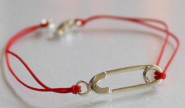 Серебряная булавка на красном шнурке