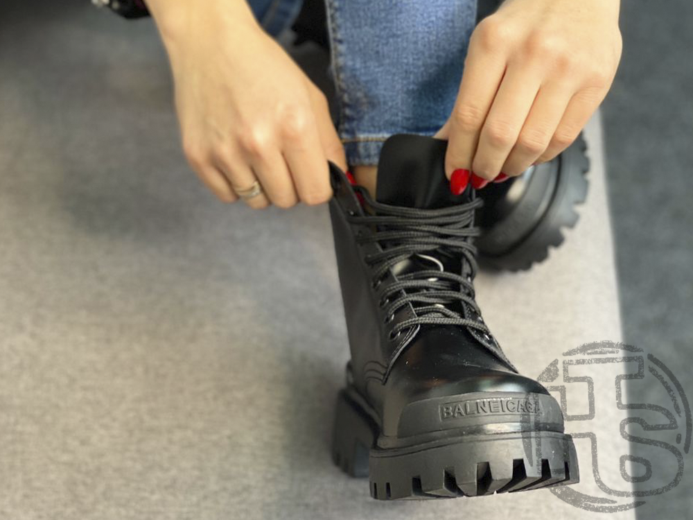 Жіночі черевики Balenciaga Strike Lace-Up Boot Black 589338WA9601000 (лак)