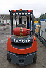 Вилочний навантажувач газ-бензиновий 2,5 тонни Toyota 02-8FGF25 2014 б/у, фото 2