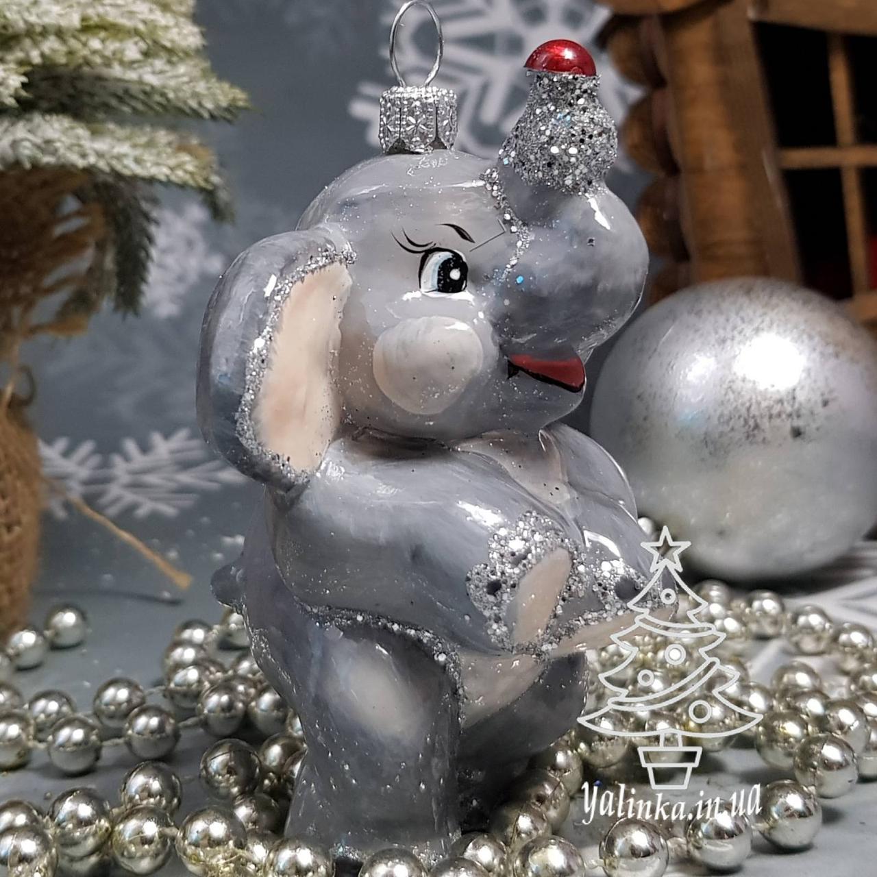 Слоник цырковой сірий з каменем в хоботі Irena