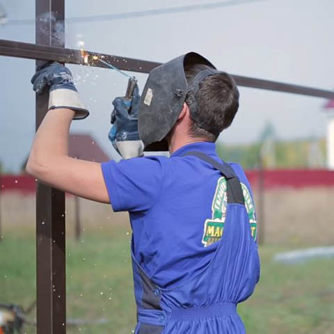 Установка паркану з профнастилу.