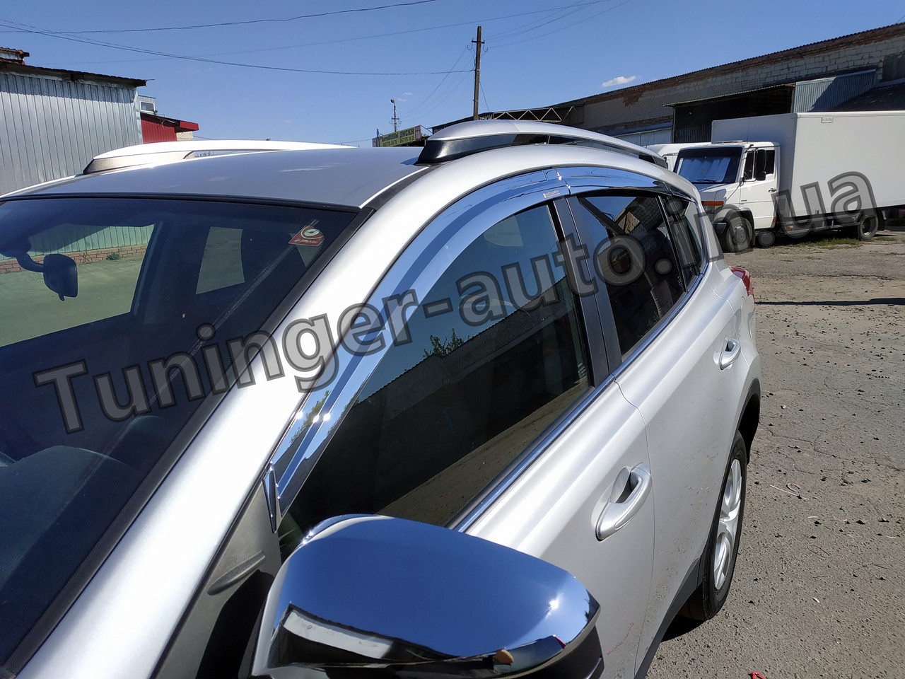 Вітровики з хромом, дефлектори вікон Toyota RAV4 2013- (D690)