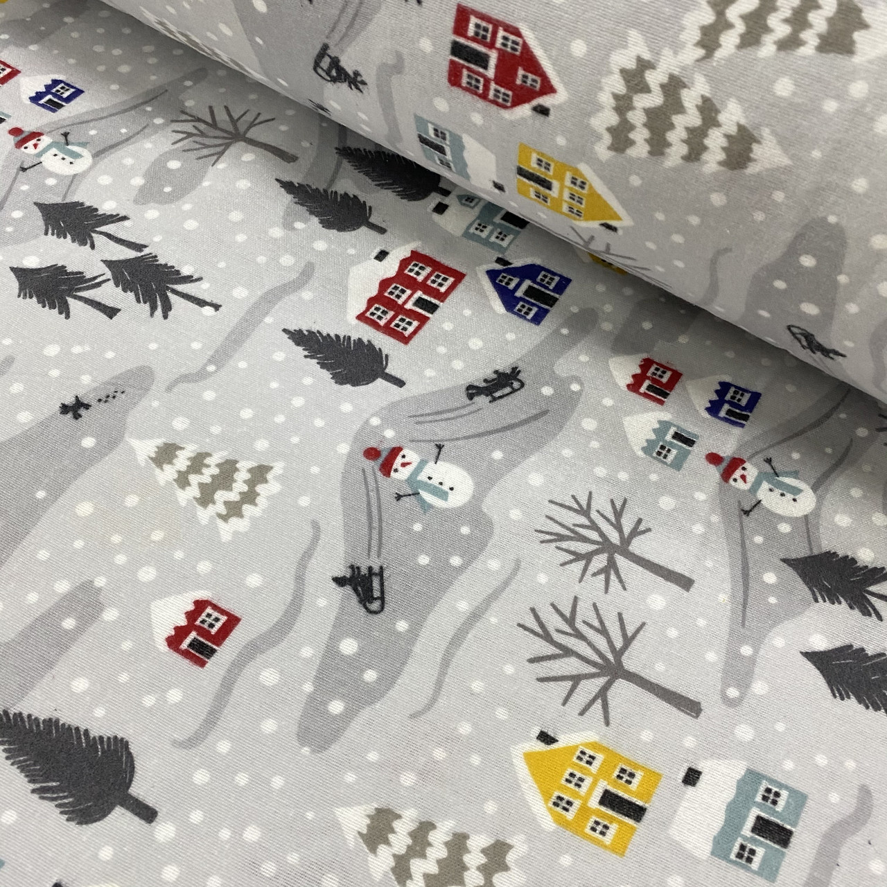 Фланелевая ткань снеговики с домиками и серыми елками на сером (шир. 2,4 м), фото 1