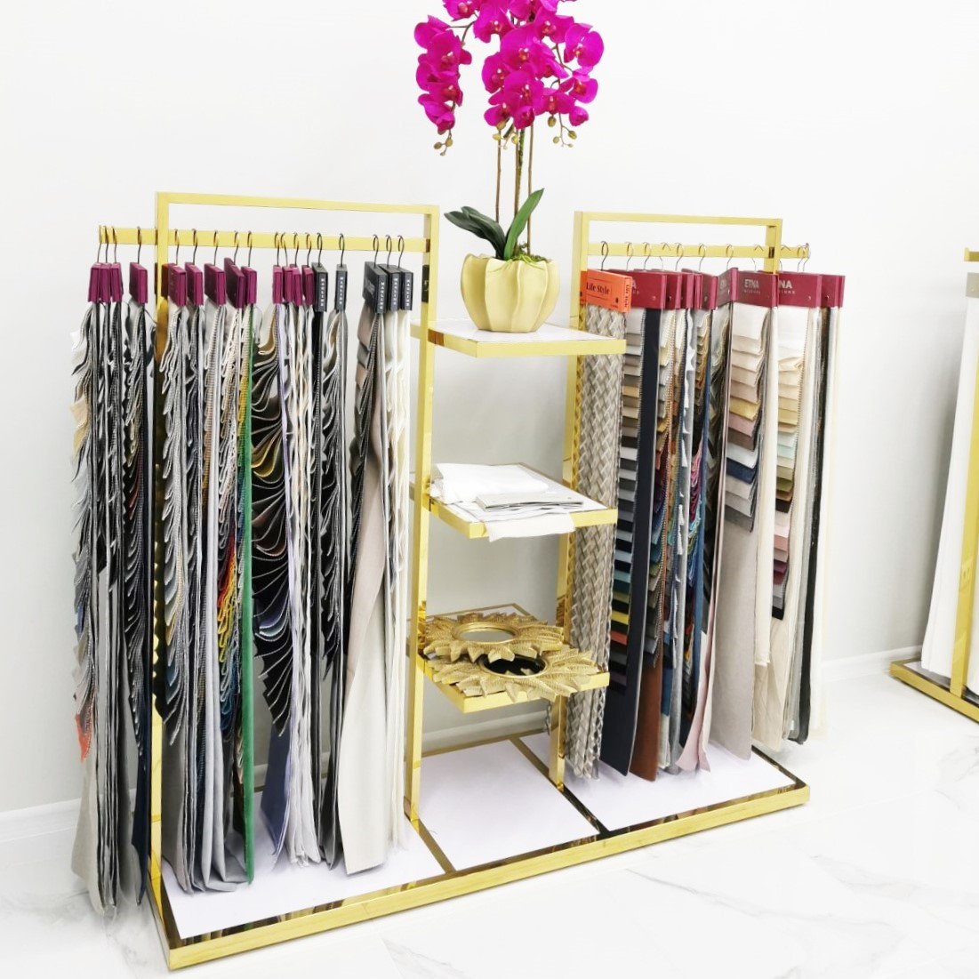 Вішалка стійка золота підлогова для одягу, з полицями, торговельне обладнання для магазину, шоу-руму, фото 1