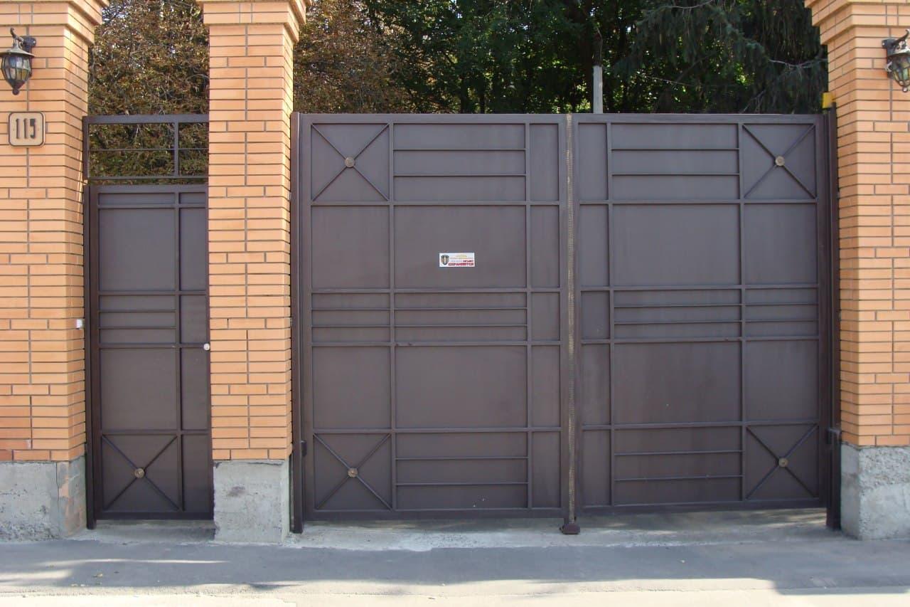 Закрытые кованные ворота с калиткой. Изготовление ворот и калиток на заказ(цену уточняйте) - фото 1 - id-p1307486684