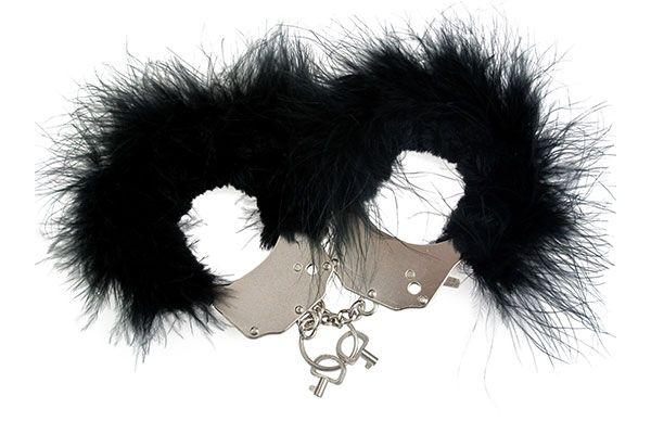 Металеві Наручники Adrien Lastic Handcuffs Black з чорної пухнастою обробкою 777Store.com.ua