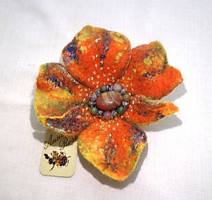 Повстяна брошка квітка ручної роботи з яшмою "Орхідея Каттлея"
