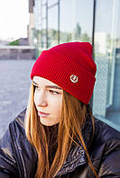 Модная шапка с отворотом двуслойная для девушки красная на зиму