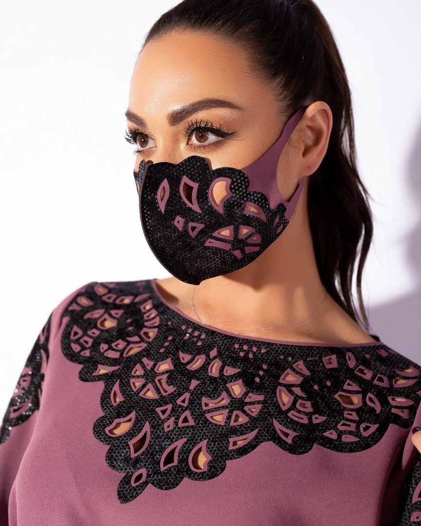Жіноча маска з оксамитової перфорацією