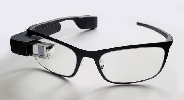 Google розробляє три версії очок Google Glass