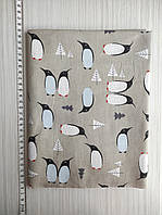 Бавовняна тканина з новорічним малюнком Пінгвіни на бежевому тлі. Відріз 40*50 см