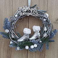 Новорічний різдвяний вінок на двері з ковзанами