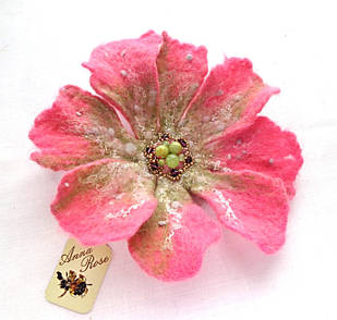 Повстяна брошка рожева квітка ручної роботи з оніксом "Весняна Мальва"