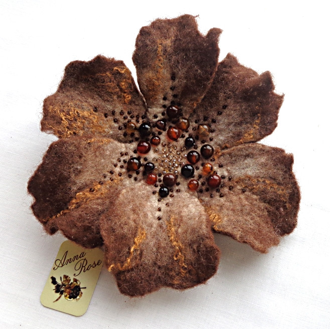 Повстяна брошка бежевий квітка ручної роботи з сердоліком "Осінній Вальс"