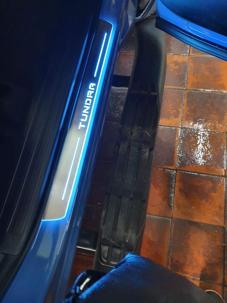 Накладки на пороги з підсвіткою для Toyota Tundra III (2014-н.д.), фото 1