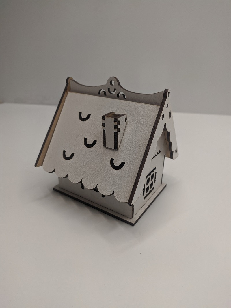 Дерев'яний ящик у формі будиночка для упаковки. Подарункова коробка.