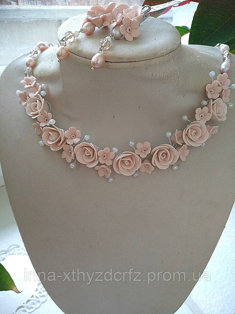 Комплект кольє та сережки з натуральними перлами та маленькими трояндами з полімерної глини для дівчини., фото 1