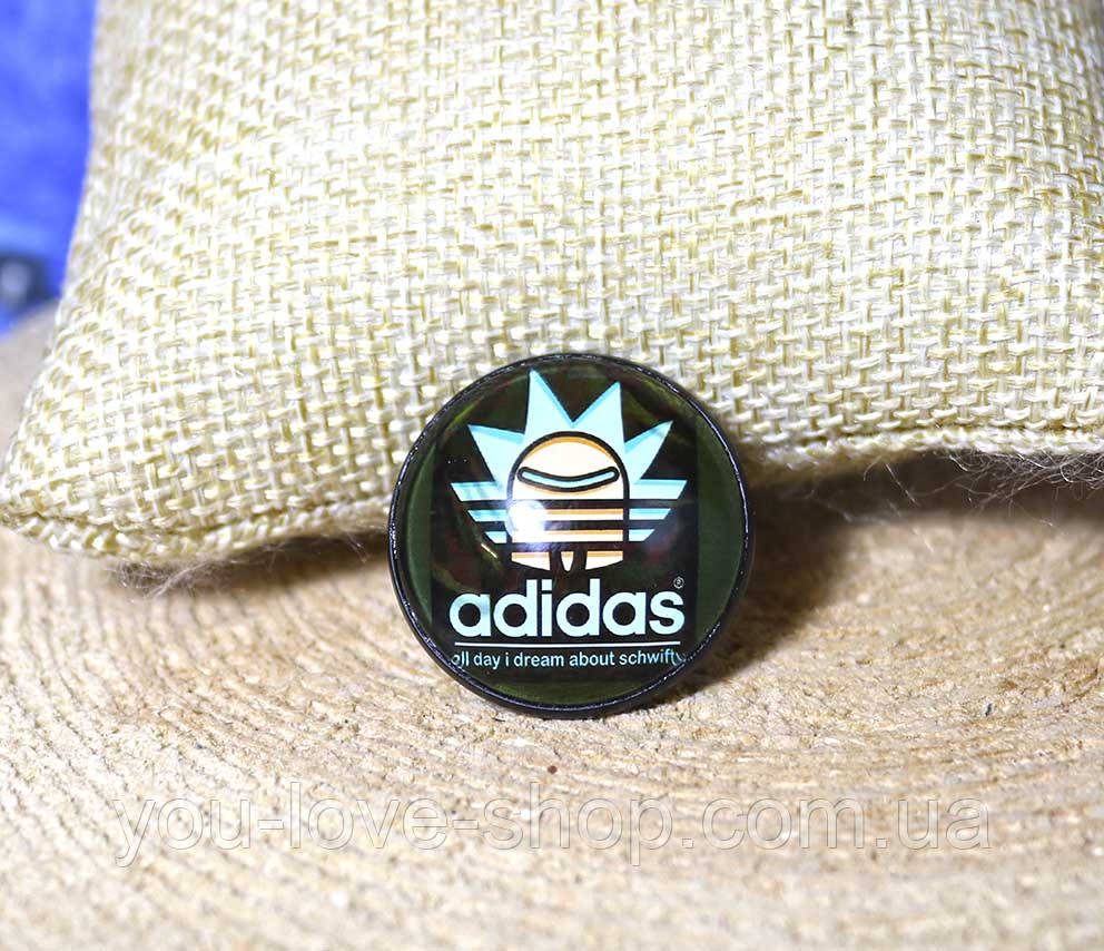 Adidas значок