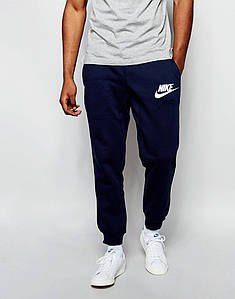 Спортивні штани Nike чоловічі вільні з манжетами і гумкою. Штани з принтом Найк темно сині трикотажні