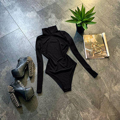 Облягаюче боді під горло в рубчик