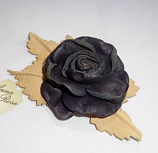 Брошка квітка зі шкіри ручної роботи "Бежевий лист і Чорна Роза"