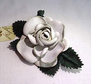 Брошка квітка зі шкіри ручної роботи "Біла Троянда"