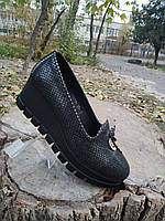 Туфли женские черного цвета из лазерной кожи 36 38 спереди круглая металлическая монетка на ребристой подошве