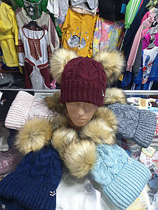 Зимова тепла в'язана шапка для дівчинки фліс хутряні балобони песець розмір 50 52 54