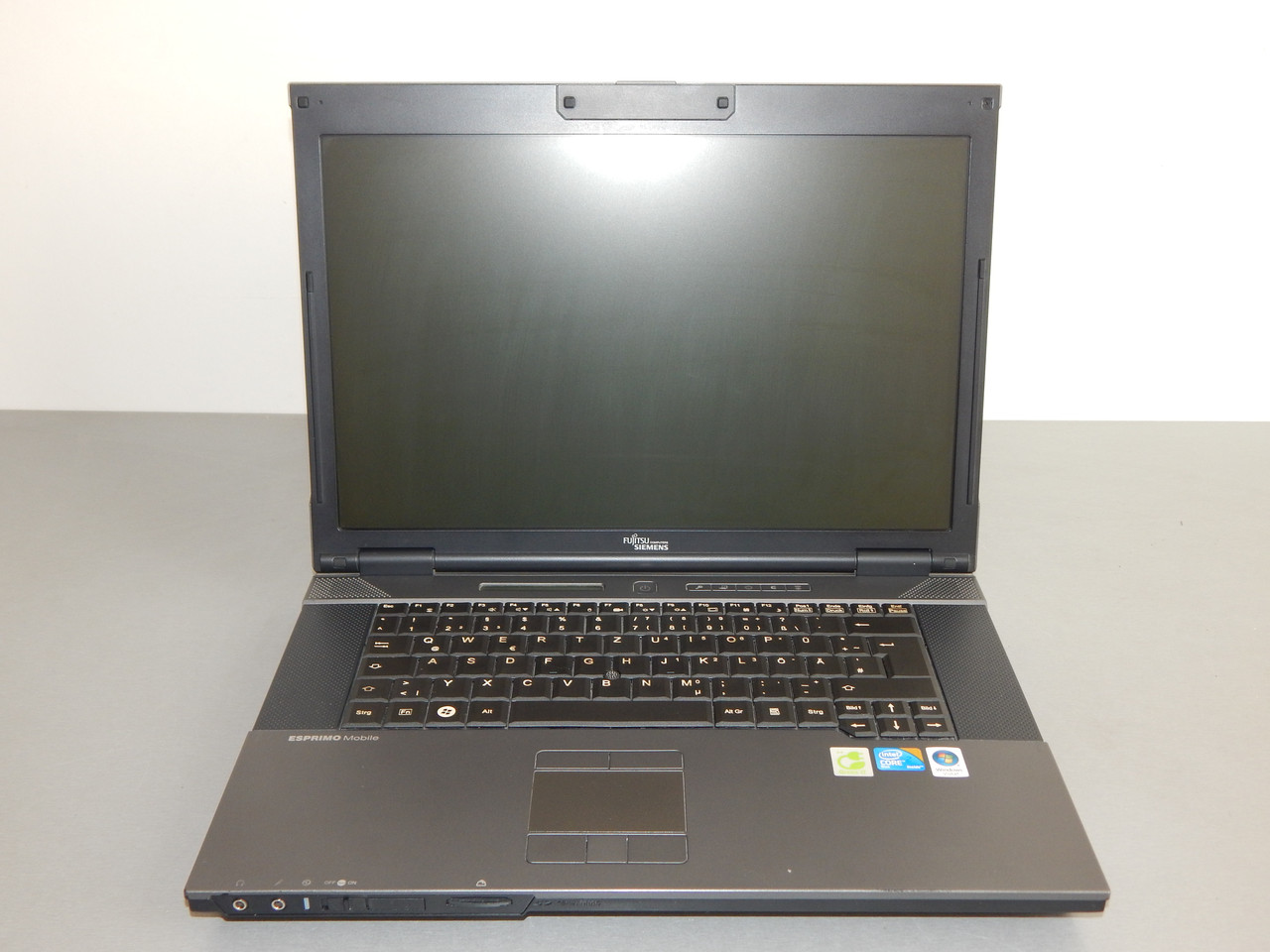 Ноутбук б.у. Fujitsu ESPRIMO Mobile D9510 (15,4 ") P8700 (2.4 Ghz)/4 ГБ/ Intel GMA 4500MHD/DVD привод - фото 1 - id-p1314057651