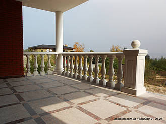 Наши балюстрады и балясины не требуют какого-либо специфического ухода благодаря своей технологии мрамор из бетона. По своей красоте и прочности не уступают натуральному камню. Наши изделия способны облагородить любой интерьер загородного дома.