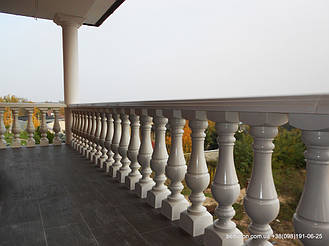 Благодаря своей технологии мрамор из бетона, после установки балюстрада не требует каких-либо дополнительных обработок, таких как покраска или шпаклевка. Материал изделий обладает равномерной текстурой и подходит для разных климатических условий.