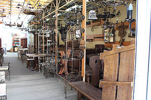 Столы из натурального дерева, кованые столы