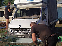 Производство и замена лобового стекла триплекс на автомобиле Renault Master 3 в Никополе (Украина). 2