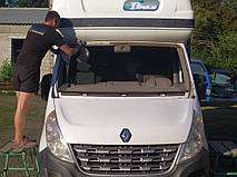 Производство и замена лобового стекла триплекс на автомобиле Renault Master 3 в Никополе (Украина). 3
