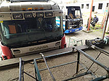 Производство и замена лобового стекла триплекс на грузовике Scania 4 в Никополе (Украина). 2