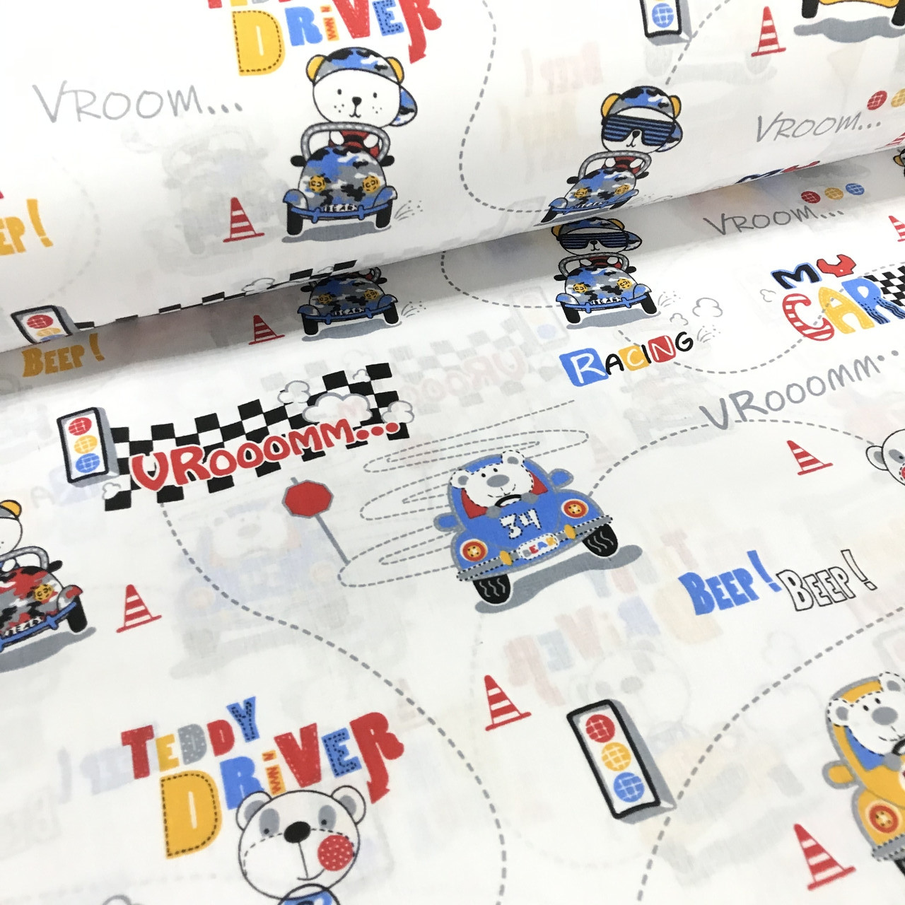Бавовняна тканина Польська, ведмедик у машинці "teddy driver" на білому (0256)