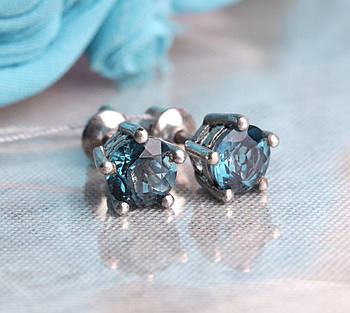 Серьги серебряные, родированые с фионитами.