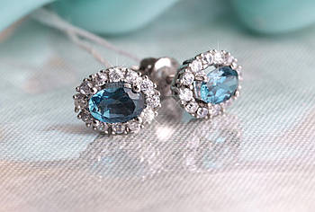 Серьги серебряные, родированые с фионитами.